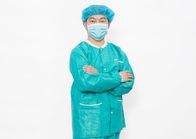 Αποστειρωμένος μίας χρήσης χειρουργικός νοσοκομείων τρίβει το κοστούμι που ντύνει την υπομονετική εσθήτα